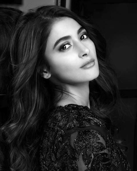 પ્રભાસ ફિલ્મ સાહોની શૂટિંગમાં વ્યસ્ત છે તો પૂજા જૂનિયર એનટીઆરની ફિલ્મમાં વ્યસ્ત છે. આ સાથે જ તે મહેશ બાબૂની એક ફિલ્મના શૂટિંગમાં જોવા મળશે. પૂજા હેગડે રીતિક રોશન સાથે ફિલ્મ 'મોહનજોદડો'માં જોવા મળી હતી.