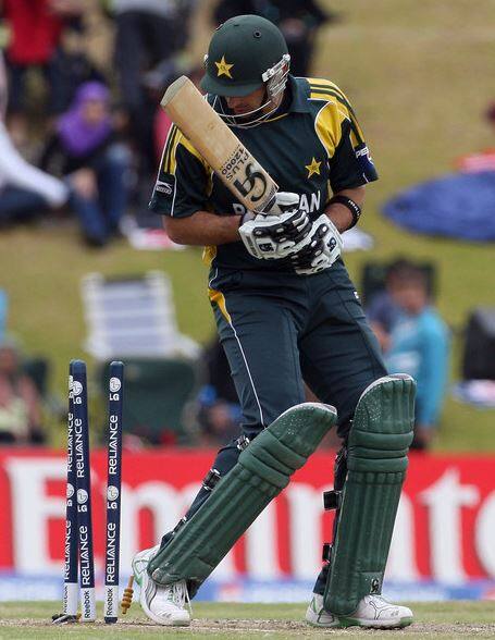 કેન્યાનો ડેવિડ ઓબુયા આંતરરાષ્ટ્રીય ટી-20 મેચમાં હિટ વિકેટ આઉટ થનારો વિશ્વનો પ્રથમ બેટ્સમેન હતો. આ સિવાય દક્ષિણ આફ્રિકાનો એબી ડિવિલિયર્સ, શ્રીલંકાનો દિનેશ ચાંદીમલ, પાકિસ્તાનનો મિસબાહ ઉલ હક અને મોહમ્મદ હાફિઝ જેવા બેટ્સમેનો પણ હિટ વિકેટ આઉટ થઇ ચૂક્યા છે.