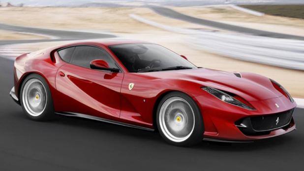 Ferrari 812 સુપરફાસ્ટને કંપનીની ટ્રેડિશનલ ડિઝાઇન પર જ તૈયાર કરવામાં આવી છે. આા ફ્રન્ટ ગ્રિલને પહોંલું કરી દેવામાં આવ્યું છે. 