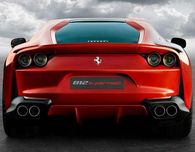 Ferrari 812 સુપરફાસ્ટ F12 Berlinettaની સરખામણીમાં એકદમ અલગ છે. આમાં સાઇડ સ્લિપ કન્ટ્રૉલ જેવા ઇલેક્ટ્રૉનિક ડ્રાઇવિંગ Aid આપવામાં આવ્યા છે. આ ઉપરાંત 812 સુપરફાસ્ટમાં રિયર વ્હીલ સ્ટીયરિંગ પણ આપવામાં આવ્યા છે.