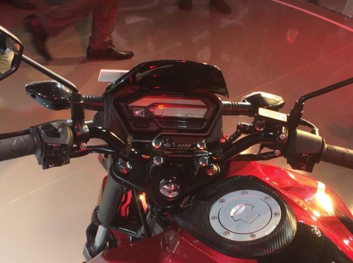 X-Bladeમાં 80/110 R17 અને 130/70 R17 ટાયર આપવામાં આવ્યા છે. બ્રેકિંગ માટે તેના ફ્રન્ટમાં ડિસ્ક બ્રેક અને બેકમાં એક ડ્રમ યૂનિટ આપવામાં આવ્યું છે. આ નવી બાઇક ગ્રાહકોને મેટ માર્વલ બ્લૂ મેટાલિક, પર્લ ઇગનિયસ બ્લેક, મેટ ફ્રોઝન સિલ્વર, પર્લ સ્પોર્ટન રેડ અને મેટ માર્શલ ગ્રીન મેટલિક કલર ઓપ્શનમાં ઉપલબ્ધ હશે.