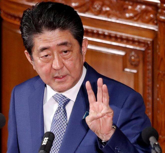 મિનિસ્ટ્રી દ્વારા કરવામાં આવેલી તપાસમાં જણાવવામાં આવ્યું કે સ્કૂલ પ્લાન બાબતે અકી આબે અને કેટલાક ધારાસભ્યો વચ્ચે સંપર્ક થયો હતો પણ તેમણે કાયદાનું ઉલ્લંઘ કર્યું કે નહીં તે હજુ સ્પષ્ટ થયું નથી. એક ડોકયુમેન્ટની નોંધ કરવામાં આવી હતી. જેમાં સ્કૂલ ઓપરેટર્સ એબેના પોલિટિકલ લોબી નિપોન કૈગી પણ જમીન સોદામાં સંડોવાયેલા હોવાનું જાણવા મળ્યું હતું, જો કે બાદમાં આ કોમેન્ટ ડિલિટ થઇ ગઇ હતી. 