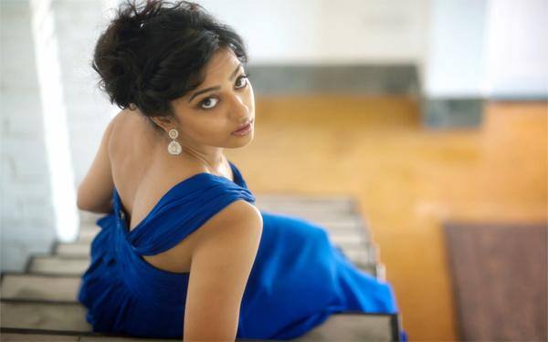  રાધિકાએ આપ્ટેએ કહ્યું, “સેટ પર મારો પહેલો દિવસ હતો અને જાણીતા એક્ટરે મારા પગ પર ગલીપચી કરવાનું શરૂ કર્યું. હું આશ્ચર્યમાં પડી ગઈ કારણ કે અમે પહેલા ક્યારેય નહોતા મળ્યા અને મે તે જ સમયે તેને તમાચો ચોડી દીધો.”