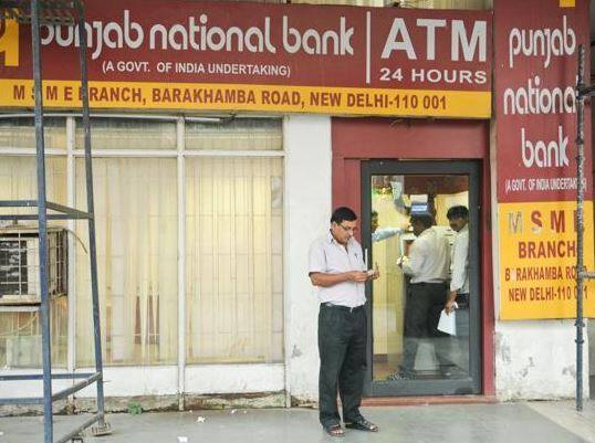 દેશમાં અનેક જગ્યા બેંકના એટીએમ નેટવર્કમાં પણ મુશ્કેલીઓ પડતી હોવાની ફરિયાદો સામે આવી રહી છે. અનેક એટીએમમાં લોકોને રૂપિયા ઉપાડવામાં પરેશાની થઈ રહી છે.