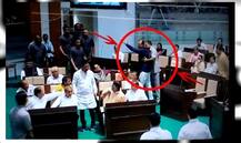 ગુજરાત વિધાનસભામાં Live ગુંડાગર્દી: ભાજપ અને કોંગ્રેસના ધારાસભ્યો કેવી રીતે બાખડ્યા, આ રહી તસવીરો