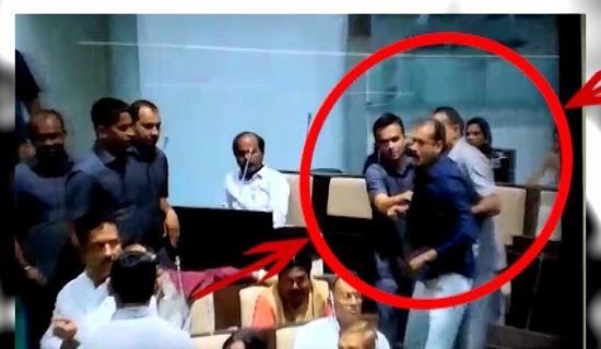 ગુજરાત વિધાનસભામાંથી બહાર નિકળતાં જ કોંગ્રેસના ક્યા ધારાસભ્યને ભાજપના ધારાસભ્યોએ ઘેરીને ફટકાર્યા? લોબીમાં   પણ થયું દંગલ