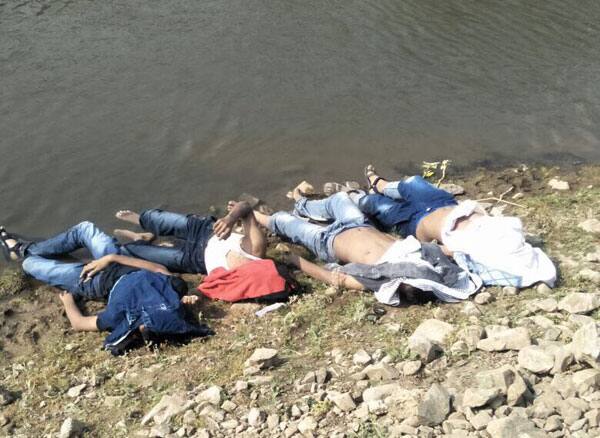 દાહોદઃ ધોરણ નવમાં અભ્યાસ કરતાં ચાર બાળકો ચોસાલા નજીક ડેમમાં ડૂબી જતાં મોત થયા છે. આ ઘટનાને કારણે અરેરાટી વ્યાપી ગઈ છે. ચારેય બાળકો દાહોદની ખાનગી શાળામાં અભ્યાસ કરતા હતા. આ ઘટનાની જાણ થતાં હાલ પોલીસ ઘટનાસ્થળે પહોંચી ગઈ છે.