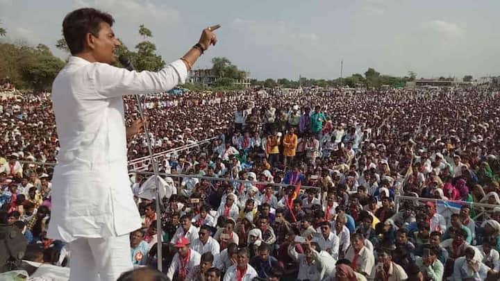 અલ્પેશ ઠાકોરે પોલીસવડા સામે ગંભીર આરોપો લગાવતું નિવેદન આપ્યું હતું, જેની વીડિયો ક્લિપ પણ વાયરલ થઇ હતી. તેમાં જિલ્લા પોલીસ વડાને પડકાર આપવામાં આવ્યો હતો કે 15 એપ્રિલે માં અંબાના દર્શન કરી વ્યસનમુક્તિ માટે દારુના અડ્ડા બંધ કરાવવા તમારી વચ્ચે આવવાનો છું. ડીસાના આસેડા ખાતે અલ્પેશ ઠાકોરે એસ.પી. સામે ગંભીર આક્ષેપો કર્યા જેનો વીડિયો વાયરલ થયો હતો જેને લઇને પોલીસ વડાએ બદનક્ષીની ફરિયાદ કરી છે. 