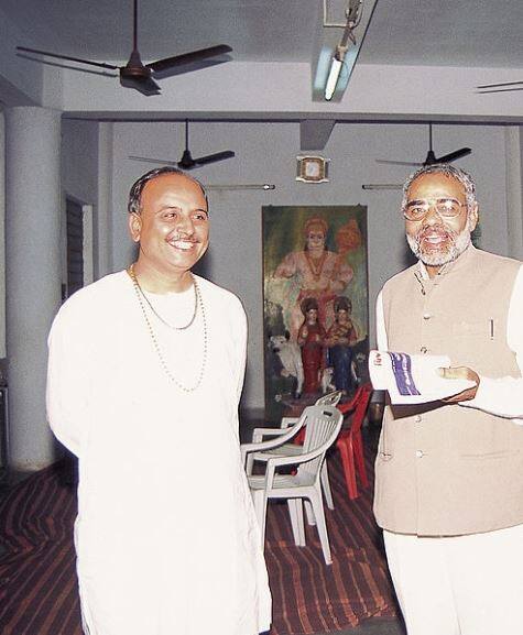નવી દિલ્હીઃ વીએચપી નેતા પ્રવિણ તોગડિયા વડાપ્રધાન નરેન્દ્ર મોદી સાથે સંબંધો ફરી સુધારવા માંગતા હોય તેમ લાગી રહ્યું છે. થોડા દિવસો પહેલા તોગડિયા ગુમ થયા ત્યારે તેમણે સરકાર પર આક્ષેપો કર્યા હતા અને તાજેતરમાં સુરત પાસે તેમની કારનો અકસ્માત થયો ત્યારે પણ સરકાર પર સવાલ ઉઠાવ્યા હતા. જોકે, હવે તેઓ નરમ વલણ દાખવીને મોદીને મળવા આતુર હોય તેમ જણાય છે. આ અંગે તેમણે પીએમ મોદીને 6 પેજનો લાંબો પત્ર લખીને મળવાનો સમય માંગ્યો છે. જેમાં તેમણે હિન્દુઓ, ખેડૂતો, મજૂરોનો પણ ઉલ્લેખ કર્યો છે.
