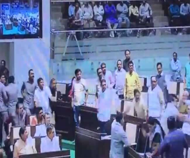  ગાંધીનગરઃ ગુજરાત વિધાનસભામાં આસારામ આશ્રમમાં બે બાળકોના મોત મામલે કોગ્રેસના ધારાસભ્ય વિક્રમ માડમે સવાલ કરતા ભાજપ અને કોગ્રેસના ધારાસભ્યો વચ્ચે બોલાચાલી થઈ હતી. દરમિયાન કોગ્રેસના ધારાસભ્ય પ્રતાપ દુધાતે ભાજપના ધારાસભ્ય જગદીશ પંચાલે માઇક અને બેલ્ટથી માર માર્યો હતો. આ સમગ્ર ઘટનાનો વીડિયો સરકારે જાહેર કર્યો હતો. પ્રતાપ દુધાતના આક્ષેપ મુજબ જગદીશ પંચાલે તેમને મા-બેનની ગાળો આપી હતી. 