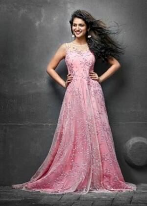 ‘ઓરું અદાર લવ’ ફિલ્મમાં પ્યારમાં ઈશારાની ભાષાને બતાવવામાં આવી છે. આ સોંગ ફેસબુકથી લઈને યુ-ટ્યુબ પર સૌથી વધારે લોકપ્રિય બન્યું છે.