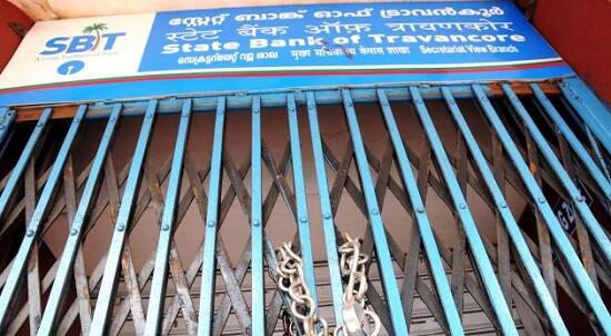 અમદાવાદ: બેંકના તમામ જરૂરી કામ પતાવી લો કારણ કે માર્ચના છેલ્લા અઠવાડિયામાં સતત ચાર દિવસ સુધી બેંકનું કામકાજ બંધ રહેશે. આ ચાર દિવસો સુધી કેન્દ્ર અને રાજ્ય સરકારની ઓફિસોમાં પણ રજાઓ રહેશે. સળગ ચાર દિવસ બેંકો બંધ રહેતા કરોડોનું ટ્રાન્ઝેક્શન ઠપ્પ થઈ જશે. 