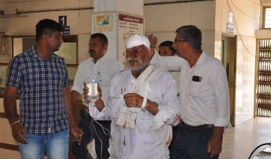 મહેસાણા હોસ્પિટલ લઈ જવાયા બાદ ત્યાં કાનજીભાઈ ભરવાડ અને તેમના પુત્ર રમેશનું મોત થયું હતું. જ્યારે અન્ય ત્રણ ઈજાગ્રસ્તોને મહેસાણાની ખાનગી આઈસીયુમાં સારવાર અર્થે દાખલ કરવામાં આવ્યા છે.