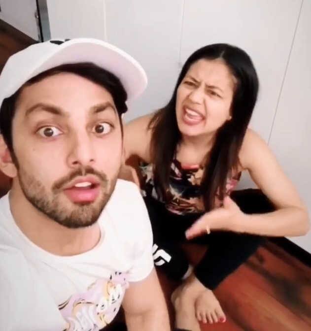 2008માં નેહા કક્કડે પોતાની પહેલું આલ્બમ ‘નેહા- ધ રૉક સ્ટાર’ લૉન્ચ કર્યું હતું. પણ હની સિંહની સાથે જેની જોડી જબરદસ્ત ફીટ થઇ અને તેની જુગલબંદીએ અનેક સુપરહિટ ગીતો પણ આપ્યા. તેને સની સની, મનાલી ટ્રાન્સ અને આઓ રાજા જેવા ગીતો પણ ગાયા છે. 