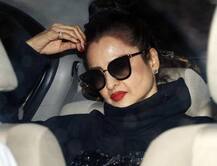 63 વર્ષની આ એક્ટ્રેસ દેખાઇ એકદમ મોર્ડન લૂકમાં, ગૉગલ પહેરેલા ફોટા થયા વાયરલ 