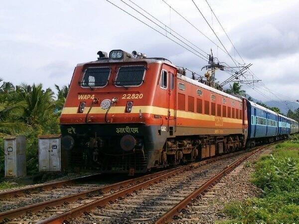 નવી દિલ્લી: રેલવેમાં 90 હજારની ભરતીઓ માટે અત્યાર સુધીમાં દોઢ કરોડથી વધારે ઉમેદવારો રજિસ્ટ્રેશન કરાવી ચૂક્યા છે. રેલવેએ અત્યાર સુધીની સૌથી મોટી ભરતી બહાર પાડી છે. ભરતી માટે ફૉર્મ ભરવાની અંતિમ તારીખ 31 માર્ચ રાખવામાં આવી છે. 