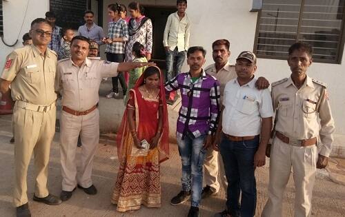 હળવદ: ફિલ્મ સ્ટોરીને પણ ટક્કર મારતી અને એક અબળા કે મજબૂર કિસ્સામાં હળવદ પોલીસે પોતાના ખરા અર્થમાં પોલીસ પ્રજાની મિત્ર છે તે સૂત્રને ખરા અર્થમાં સાર્થક કરી બતાવ્યું છે. સાણંદ તાલુકાના એક ગામની યુવતી પ્રેમી સાથે હળવદ તાલુકાના સરંભડા ગામે આવી પહોંચી હતી. જ્યાં પરણીત પ્રેમીએ તેની પત્ની સાથે રહેવાનું મન બનાવી લેતા અને પોતાના ઘરેથી તરછોડાયેલી યુવતી આઘાતમાં સરકી ગઈ હતી.