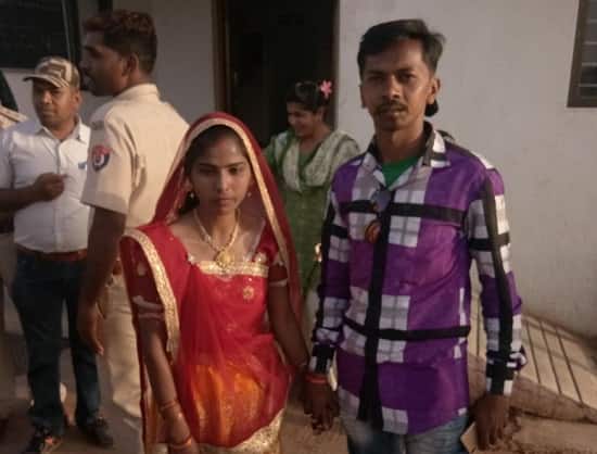 તેણે આપઘાત કરવાનો પ્રયાસ કરતા હળવદના પોલીસકર્મીઓ પોલીસ સ્ટેશને લઈને પહોંચી હતી. જ્યાં મહિલા પોલીસના સમજાવ્યા બાદ યુવતીને રાજીખુશીથી જી આર ડી(ગ્રામ રક્ષક દળ) કર્મી સાથે લગ્ન કરાવી નવજીવન પ્રદાન કરી ઉમદા કામગીરી સાથે હળવદ પોલીસે પ્રેરણાદાયી ચીલો ચાતર્યો છે.