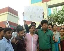 અ\'વાદઃ ફી વધારાના વિરોધમાં યુનાઇટેડ સ્કૂલ સામે વાલીઓનો હોબાળો, સંચાલકો ધમકાવતા હોવાનો આરોપ