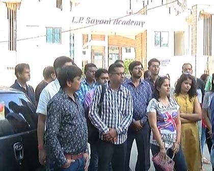 વાલીઓએ આ મુદ્દે એલ.પી સવાણી સ્કૂલ સામે વિરોધ પ્રદર્શન કર્યું હતું. આ વિરોધ પ્રદર્શનમાં મોટી સંખ્યામાં વાલીઓ જોડાયા હતા અને આગામી સમયમાં ઉગ્ર વિરોધ કરવાનો નિર્ણય કર્યો હતો.