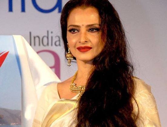 રેખા અને એશ્વર્યા વચ્ચે મજબૂત સંબંધ છે. બંને એક્ટ્રેસમાં ઘણી સારી અંડર સ્ટેન્ડિંગ અને ફ્રેન્ડશિપ છે. વારંવાર બંને એક્ટ્રેસ જાહેર કાર્યક્રમોમાં એકબીજાની પ્રશંસા કરતી નજરે પડે છે.