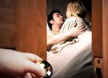 અ’વાદમાં પતિ, પત્ની ઔર વો જેવો કિસ્સો: પત્નીને મિત્ર સાથે પ્રેમાલાપ કરતી હતી ને પતિ આવી ગયો પછી શું થયું...