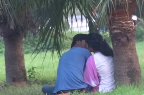 અ’વાદમાં પતિ, પત્ની ઔર વો જેવો કિસ્સો: પત્નીને મિત્ર સાથે પ્રેમાલાપ કરતી હતી ને પતિ આવી ગયો પછી શું થયું...