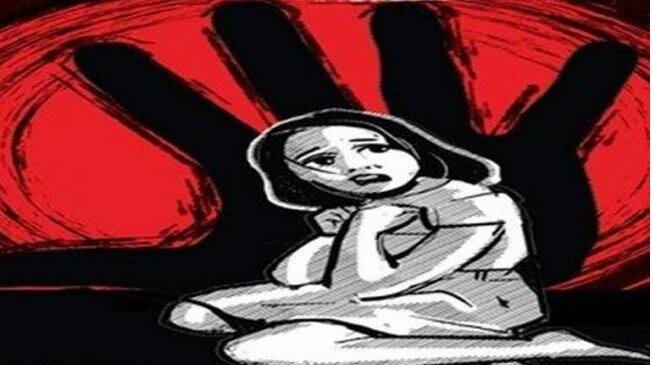 બિલાસપુરના ગૌરેલા સ્થિત ટિકરકલા ગામની બાળકી 11 માર્ચથી ગુમ હોવાની ફરિયાદ મળી હતી. ગામના રહેવાસી શેરસિંહ ભૈનાની 4 વર્ષની દીકરી સંજના 11 માર્ચે બપોરે 2 વાગ્યાથી લાપતા હતી. પરિવારજનોએ તેની શોધખોળ કરી પરંતુ બાળકીનો કોઇ પત્તો ન મળતાં તેમણે ફરિયાદ નોંધાવી હતી.