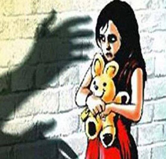 આરોપીએ કહ્યું કે, તેણે મીઠાઇની લાલચ આપીને બાળકીને ફોસલાવી હતી અને તેને સાથે લઇને નિલગિરી જતો રહ્યો હતો. જ્યાં તેણે બાળકી સાથે રેપની કોશિશ કરી પરંતુ બાળકી જ્યારે વધારે ચીસો પાડવા લાગી ત્યારે ગુપ્તાંગમાં ઇજા કરી અને બાળકીને જીવતી કૂવામાં ફેંકી દીધી.