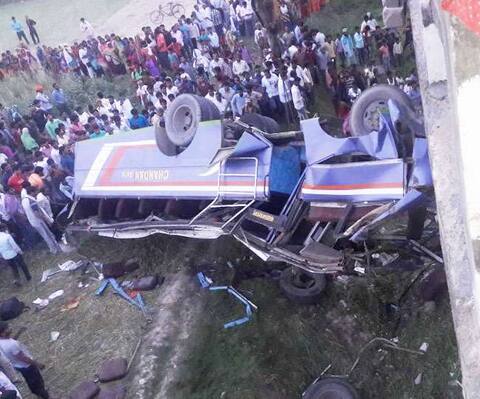 બિહાર: યાત્રીઓ ભરેલી બસ પુલ પરથી 20 ફૂટ નીચે ખાબકી, 10થી વધુનાં મોત