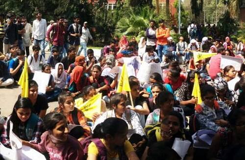 સતત બે કલાક સુધી ચાલેલી બેઠકમાં વિદ્યાર્થિનીને ન્યાય મળશે તેવી ખાતરી આપવાની સાથે તેનું કાઉન્સેલિંગ પણ કરવામાં આવ્યું હતું. યુનિવર્સિટીએ સત્તાવાર નિવેદનમાં જણાવ્યું હતું કે, મિકેનિકલ વિભાગના હેડ પ્રો.ડી.એસ.શર્માની અધ્યક્ષતામાં બનાવવામાં આવેલી આ કમિટીએ વિદ્યાર્થિની, સહપાઠીઓ અને પ્રાધ્યાપકનાં નિવેદનો લઈને નોંધ્યા છે. 