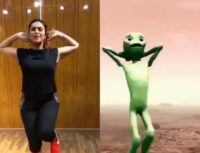દિવ્યાંકાએ Dame Tu Cosita ચેલેન્જને સ્વીકારી છે. તેણે આ વીડિયોને પોસ્ટ કરવાની સાથે લખ્યું કે લંડન જવા તૈયાર છું, પરંતુ જ્યાં સુધી તેની સાથે ડાન્સ નહીં કરું ત્યાં સુધી એલિયન મને નહીં છોડે. 