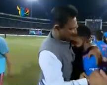 DKની સિક્સર પછી મેદાન પર દોડી જઈ તેને કિસ કરી લેનારી આ વ્યકિત કોણ છે? જાણો વિગત