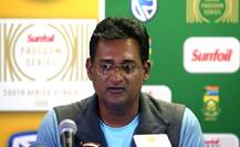 DKની સિક્સર પછી મેદાન પર દોડી જઈ તેને કિસ કરી લેનારી આ વ્યકિત કોણ છે? જાણો વિગત