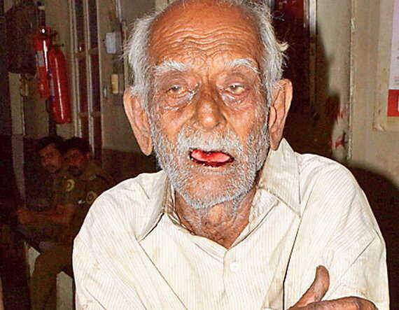 પૂરપાટ ઝડપે દોડતી અલ્ટો કારના ચાલકે પિતા-પુત્રને ઠોકર મારતા બંને ફંગોળાયા હતાં. બીજી બાજુ કારે કેબીનને પણ હડફેટે લેતાં કેબીન અને તેમાં રહેલો સામાન માર્ગ પર વેર વિખેર થઇ ગયો હતો.