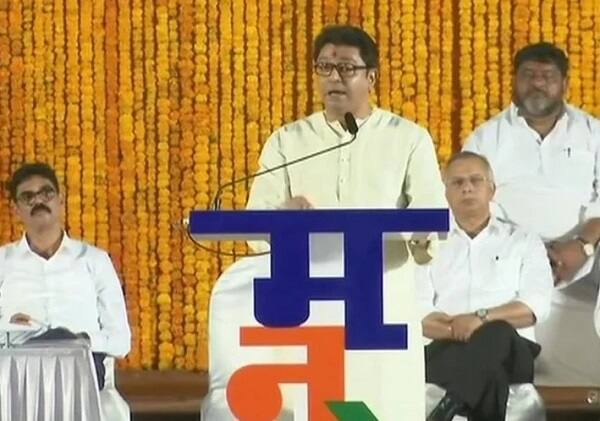 રાજ ઠાકેરએ અક્ષય કુમારની ફિલ્મ ટૉયલેટ એક પ્રેમ કથા અને પેડમેન માટે કહ્યું આ સરકારી યોજનાઓના ગુપ્ત પ્રચાર હતા. તેમણે કહ્યું બોલીવુડ અભિનેતા અક્ષય કુમાર જેમણે આ બંને ફિલ્મોમાં કામ કર્યું છે તેઓ મનોજ કુમારના પગલે ચાલવાની કોશિશ કરી રહ્યા છે. મનોજ કુમારને ભારતના નામથી ઓળખવામાં આવતા હતા. પરંતુ અક્ષય ભારતીય નાગરિક પણ નથી. તેની પાસે કેનેડાનો પાસપોર્ટ છે અને વિકિપીડિયા તેને ભારતમાં જન્મેલા કેનેડિયન એક્ટર તરીકે બતાવે છે.