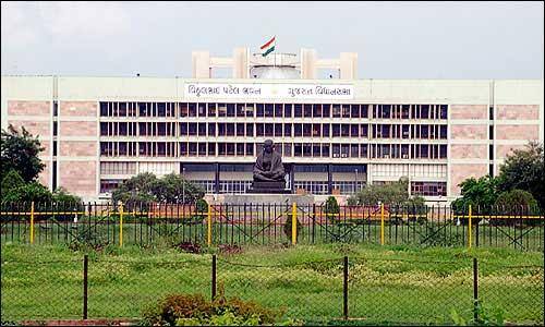 બિન અનામત વર્ગમા આવતા સમાજો જેમાં ખાસ કરીને પાટીદાર, બ્રાહ્મણ, રાજપૂત, વણિક હોય કે અન્ય સમાજ હોય એ સમાજના યુવા વર્ગની જે માંગણીઓ છે કે નોકરી અને શિક્ષણમાં તેમને અનામત મળવી જોઈએ એ વાતને પણ કૉંગ્રેસ પક્ષ તરફથી સર્મથન આપી એમના માટે બિનઅનામત વર્ગને 20 ટકા અનામત આપવા માટેની પણ રજૂઆત આજે ગૃહમાં કરવામાં આવી છે. 