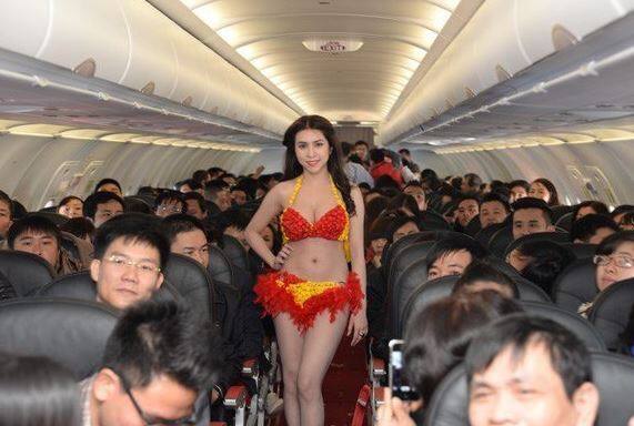 આ એરલાઇન્સ દ્વારા વિદેશોમાં ફ્લાઇટ્સમાં ફેશન શો પણ આયોજિત કરવામાં આવ્યા છે. 