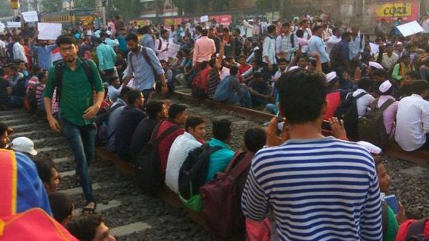 મુંબઈમાં નોકરી માટે વિદ્યાર્થીઓએ રેલવે ટ્રેક કર્યો જામ, 30 લોકલ ટ્રેનો રદ્દ