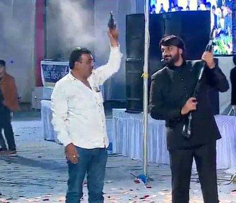 આ લગ્ન પ્રસંગમાં સંતો અને સૌરાષ્ટ્રના રાજકીય આગેવાનો પણ ઉપસ્થિત હતા. ત્યારે જૂનાગઢના ફાર્મ હાઉસમાં આ ડાયરાનું આયોજન કરવામાં આવ્યું હતું. સૂત્રો પાસેથી મળતી વિગતો પ્રમાણે આ વીડિયો એક મહિના પહેલાનો છે. ક્ષત્રિય પરિવારના લગ્નનો આ વીડિયો હોવાનું પણ જણાવાઇ રહ્યું છે. 