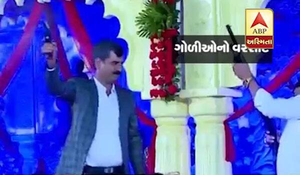 વીડિયોમાં જોઇ શકાય છે કે, કિર્તીદાન ગઢવી ભજન ગાઈ રહ્યા છે, ત્યારે કેટલાક લોકો બંદૂકથી હવામાં ફાયરિંગ કરી રહ્યા છે. જ્યારે બીજી તરફ લોકો કિર્તીદાન પર પૈસાનો વરસાદ કરી રહ્યા છે. વીડિયોમાં જોઇ શકાય છે કે, આ લોકો દ્વારા સંખ્યાબંધ વાર ફાયરિંગ કરવામાં આવી રહ્યું છે. 