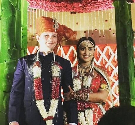  અભિનેત્રી શ્રિયા સરને બોલીવુડની સાથે તેલૂગૂ અને કન્નડ ફિલ્મોમાં પણ કામ કર્યું છે અને લોકો તેને ખૂબ પસંદ કરે છે. તેણે ફિલ્મ જિલા ગાજિયાબાદમાં સંય દત્ત સાથે પણ કામ કર્યું છે. 