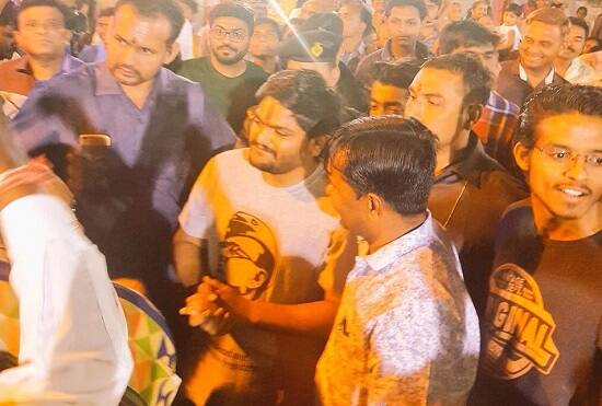 ભવિષ્યમાં પણ જો કોંગ્રેસ આ રીતે વાત કરશે તો તેને આવકારદાયક ગણાવીને પોતે તે સાથે સહમત હોવાનું જણાવ્યું હતું. આમ ગુજરાત વિધાનસભામાં કોંગ્રેસે રજૂ કરેલી અનામત પોલીસીની માંગને હાર્દિક પટેલે આવકારીને સારી વાત ગણાવી હતી. તેણે જણાવ્યું હતું કે, જો સમાજના તમામ વર્ગોને સાથે રાખી અનામત આપવાની વાત અને આર્થિક સ્થિતિને આધારે અનામત એ સારી વાત છે. તેણે તેની ભરપૂર સરાહના કરી હતી.