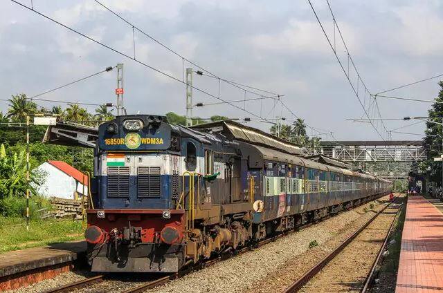 આ ઉપરાંત રેલવે દ્વારા આઈઆરસીટીસીની એપ દ્વારા બુકિંગ કરાવવા પર ઓલા અને ઉબર ટેક્સી સર્વીસની પણ સુવિધા આપવામાં આવશે.