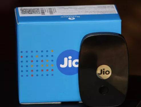 કનેક્ટ થયા બાદ સ્માર્ટફોન્સ પર Jio 4G વોઇસ એપ દ્વારા એચડી વોઇસ અને વીડિયો કોલ્સ કરી શકાશે. આ ઉપરાંત તેમાં ALT3800 પ્રોસેસર આપવામાં આવ્યું છે અને તે FDD-Band 3, Band 5 અને TDD-Band 40ને સપોર્ટ કરે છ. 