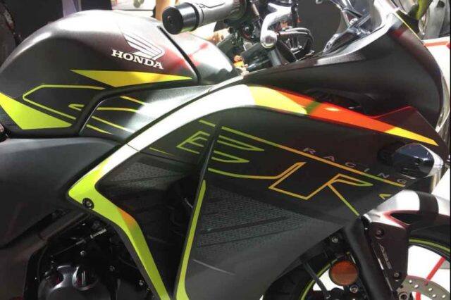  2018 હોન્ડા CBR250R અગાઉના મોડલથી અલગ દેખાતું નથી. તેમાં જોવા મળતા ફેરફારોમાં એક નવી એલઈડી હેડલેમ્પ ક્લસ્ટર અને પેન્ટ સ્કીમ છે. 