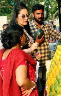 સંજય દત્તની પત્ની અઢી કરોડની લક્ઝુરિયસ કારમાં તરબૂચ ખરીદવા નીકળી, જુઓ તસવીરો