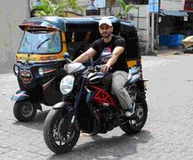 આ એક્ટરે હેલમેટ પહેર્યા વિના ચલાવ્યું બાઇક તો મુંબઇ પોલીસે ફાડ્યું ચલણ, જાણો કેટલો થયો દંડ