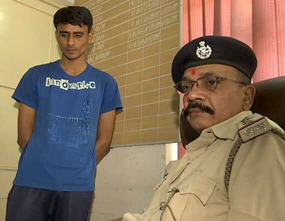 રાકેશે બે વર્ષ પહેલા પોતાના મોબાઈલમાં યુવતીના ફોટા પાડી બીભત્સ વિડીયો ક્લીપ બનાવી હતી. આ વિડિયો ક્લિપ સોશિયલ મિડિયામાં વાયરલ કરવાની ધમકી આપી રાજેશે યુવતીને બ્લેકમેઈલ કરવાનું શરૂ કર્યું હતું. છેલ્લા એક વર્ષ દરમિયાન આરોપીએ મોરબી રોડ પાસે આવેલી ખાનગી હોટલ તેમજ પોતે નોકરી કરે છે તે હોસ્પિટલમાં અને યુવતી નોકરી કરે છે એ હોસ્પિટલમાં પણ 4 થી 5 વખત બળાત્કાર ગુજાર્યો હતો. 