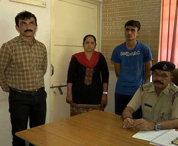 તેમજ આ મિત્રતા પ્રેમમાં પરિણમતા રાકેશે પ્રિયાને લગ્ન કરવાની લાલચ આપી હતી અને પછી તેની સાથે શારીરિક સંબંધ બાંધ્યા હતા. રાકેશે પ્રિયા સાથે પ્રિયા જ્યાં નોકરી કરતી હતી તે હોસ્પિટલના બાથરૂમમાં સંબંધ બાંધ્યા હતા અને અહીં તેના બીભત્સ ફોટા પાડી લીધા હતા. 